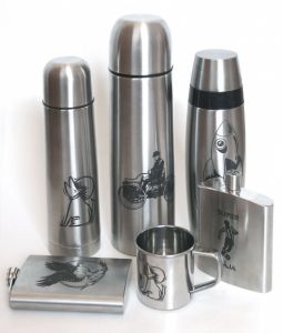 laserové gravírování na termoskách a likérkách